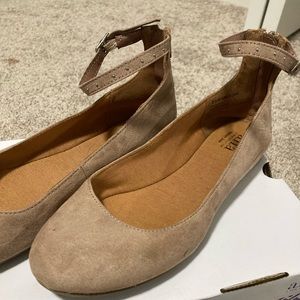 Tan-ish pinky flats for women